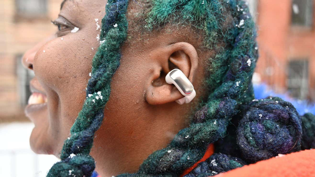 صورة لشخص يرتدي سماعات Bose Ultra Open Earbuds